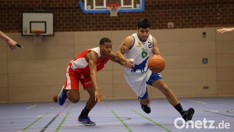Benjamin Pradenas (rechts) und die Weiden-SEC Baskets fertigten den TSV Grombühl ab. Archivbild: Dieter Jäschke