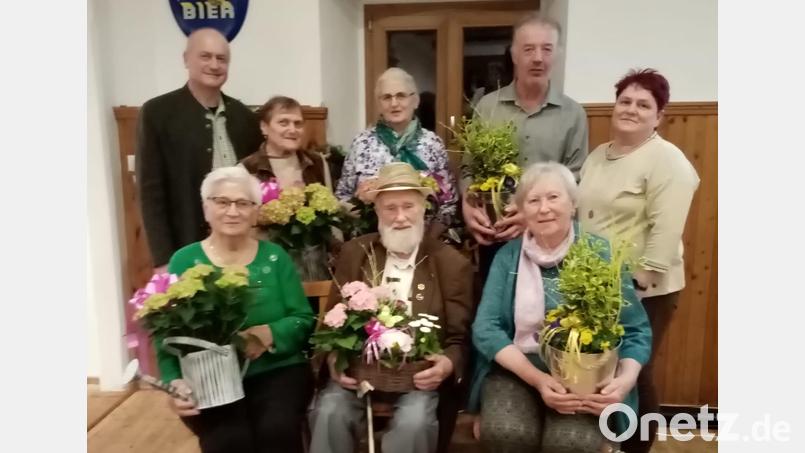Bürgermeister Walter Schauer, Marianne Dirscherl, Brigitte Scherr, Michael Klonner (in Vertretung für Christine Klonner), 1. Vorstand GOV Angelika Failer, (oben von links), . Anna Schwendner, Wilhelm Nirschl, Margarethe Greber (unten von links). Bild: Stefanie Scherr
