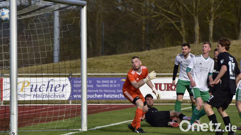 Der 1. FC Schwarzenfeld (schwarze Trikots) erhöht in dieser Szene gegen den TSV Stulln auf 5:0. Schon übernächstes Wochenende könnten der FC die Meisterschaft eintüten. Bild: ham