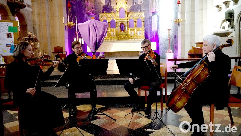 Das Streichquartett, bestehend aus Johanna Luther (erste Violine), Konstantin Thomas (zweite Violine), Christoph Thomas (Viola) und Janusz Skutella (Violoncello), berührte mit seiner Darbietung von Haydns &quot;Sieben letzte Worte&quot; viele Zuhörer. Bild: Stefan Schultes