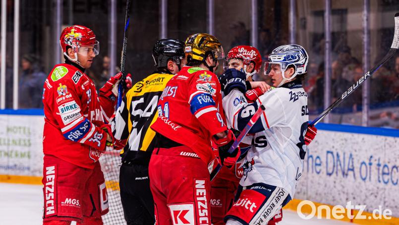 Das Duell der Selber Wölfe (rotes Trikot) gegen die Blue Devils Weiden wird es in der kommenden Spielzeit in der DEL2 (alles Voraussicht nach) nicht mehr geben. Bild: Werner Moller