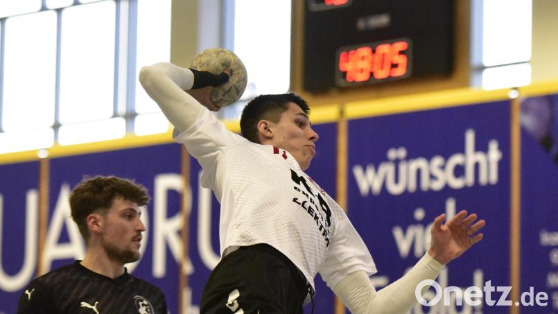 Luca Schneider (am Ball) und der HC Sulzbach waren für die HSG Nabburg-Schwarzenfeld (im Bild Jonas Birner) eine Nummer zu groß. Bild: ham