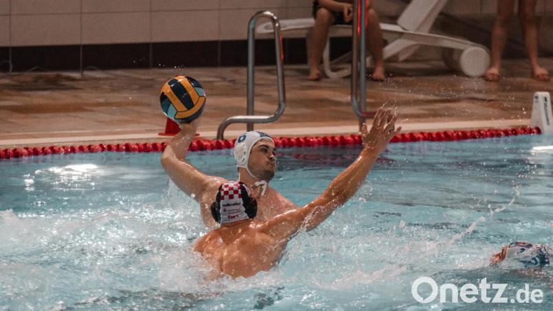 Dennis Reichert (am Ball) und die Wasserballer des SV Weiden unterlagen Post-SV Nürnberg in der heimischen Thermenwelt. Bild: Christina Rathgeber/exb