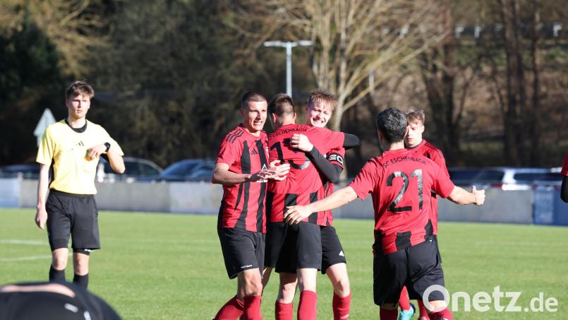 Der SC Eschenbach durfte gegen den TSV Reuth einen 2:1-bejubeln: Julius Richter (Dritter von links) erzielte beide Treffer. Bild: Dieter Jäschke