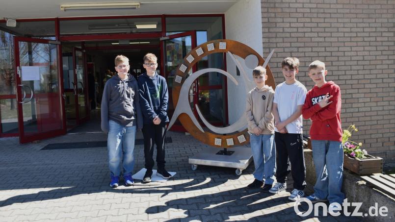 Die Jungs aus der fünften Klasse finden das neue Logo auch ziemlich cool. An welcher Wand es später angebracht werden soll, wussten sie allerdings noch nicht. Bild: ubb