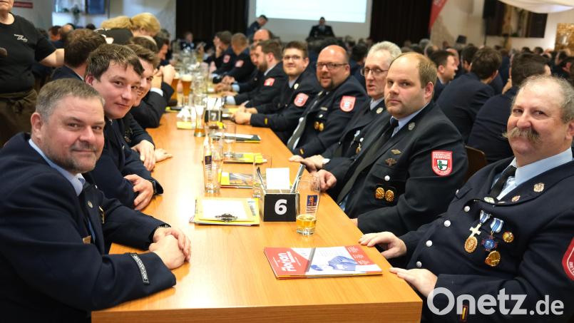 Gut besucht ist die Kommandantenversammlung der Kreisfeuerwehren am Sonntag in der Miesberggaststätte in Schwarzenfeld Bild: Hirsch