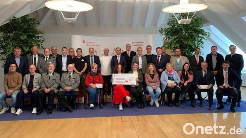 Insgesamt 18.800 Euro übergab die Sparkassenstiftung im Landkreis Tirschenreuth an Vertreterinnen und Vertreter von Vereinen, Institutionen und Kommunen. Bild: Sparkasse Oberpfalz Nord/exb