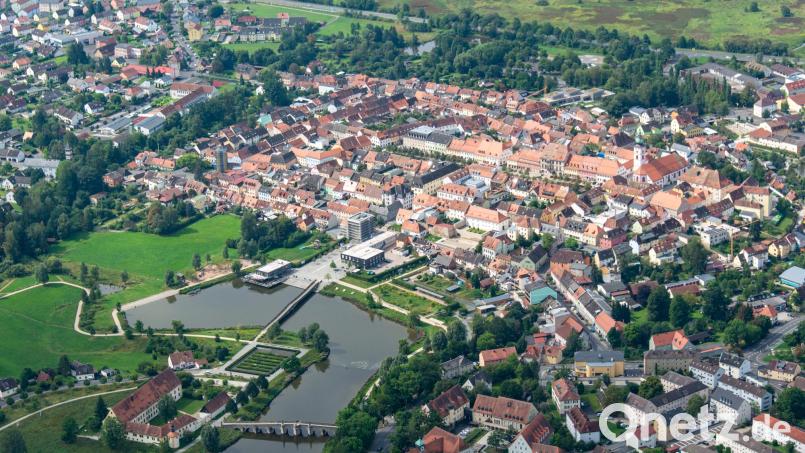 In der Stadt Tirschenreuth findet im Mai der Oberpfalz-Tag statt. Eine zentrale Rolle spielt dabei einmal mehr der Fischhofpark (links unten). Dort sollen zwei der vier Bühnen aufgebaut werden. Archivbild: mür