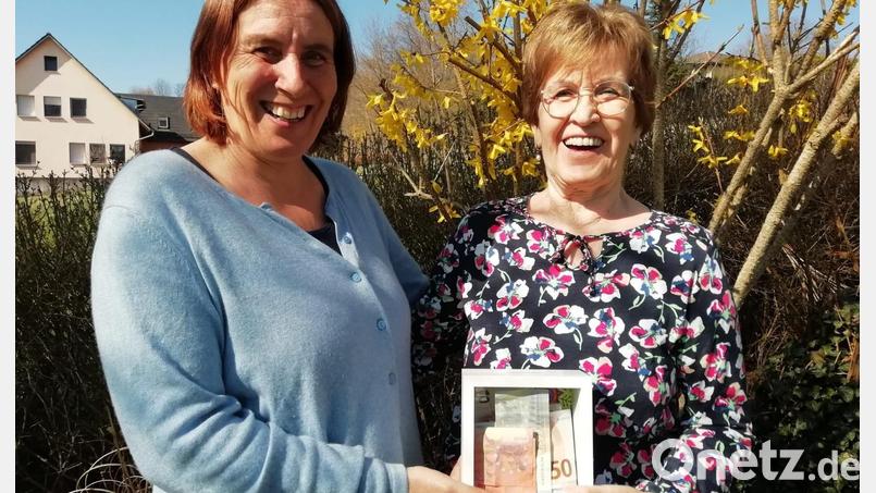 Monika Hirmer (rechts) hatte sich zum 70. Geburtstag Geld für die Diakonie gewünscht. Deren Vertreterin Karin Weber (links) freute sich über dieses besondere &quot;Geburtstagsgeschenk&quot;. . Bild: Melanie Lederer