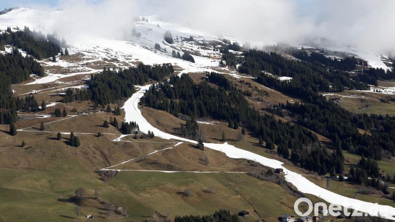 Die Weltcupstrecke in Saalbach in Österreich Ende März: Nur ein Streifen aus Kunstschnee führt hinab ins Tal. Bild: Alessandro Trovati