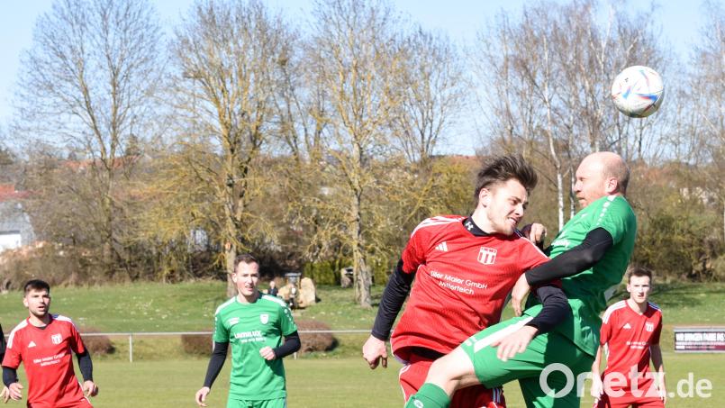 Der TSV Konnersreuth schrammte beim 1:1 gegen den VfB Rehau knapp an der ersten Heimniederlage in dieser Saison vorbei. Das Bild zeigt Stefan Bauer (rotes Trikot) im Luftkampf mit dem Rehauer Jonas Peschek. Bild: Gebert