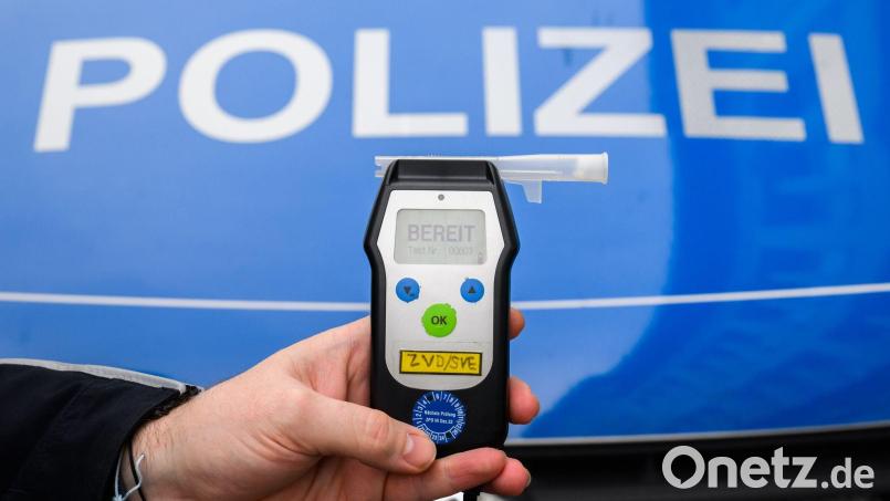 Ein Atemalkoholtest hat bei einem 39-jährigen Autofahrer in Sulzbach-Rosenberg einen Wert von fast 1,1 Promille angezeigt. Symbolbild: Julian Stratenschulte/dpa