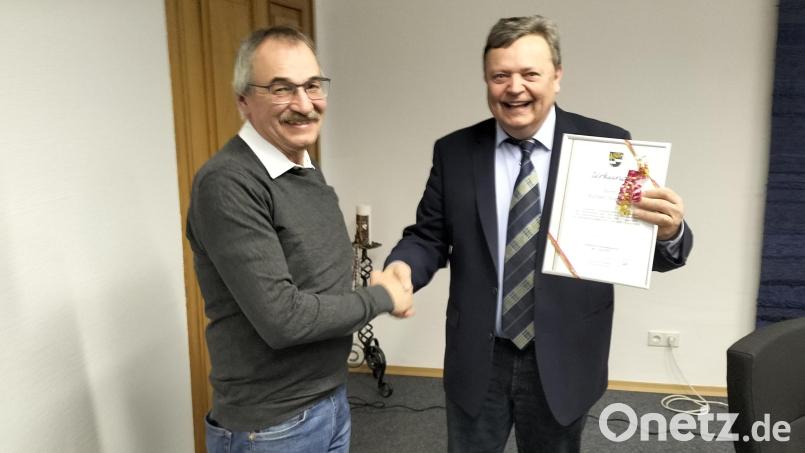 Nach 23 Jahren scheidet Richard Neumann (links) aus dem Gemeinderat aus. Bürgermeister Gerhard Kellner überreicht eine Urkunde der Gemeinde. Bild: fz