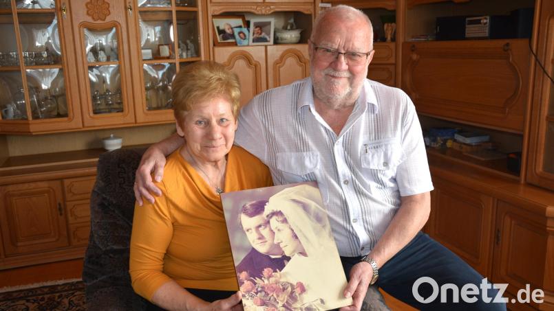 Erika und Josef Fennerl feierten am Samstag Goldene Hochzeit, hier mit einem Hochzeitsbild vom April 1975. Bild: jr