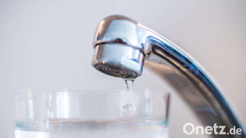 Aktuell kommt es zu einem Druckabfall im städtischen Wassernetz in Neustadt Ursache ist ein Bruch der Hauptversorgungsleitung. Auch in der Gemeinde Theisseil gibt es Probleme. Bild: Lino Mirgeler/dpa