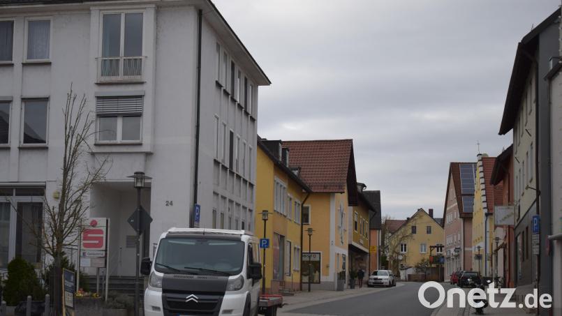 Die Parksituation in der Hauptstraße soll sich künftig durch entsprechende Markierungssysteme verbessern. Über die genaue Art der Markierung entscheidet der Bauausschuss. Bild: bnr
