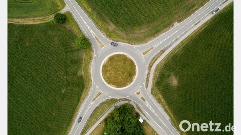 Ein Autofahrer hat sich bei einem Kreisverkehr in Schopfheim seine eigenen Regeln gemacht. (Symbolbild) Bild: Peter Kneffel/dpa/dpa-tmn