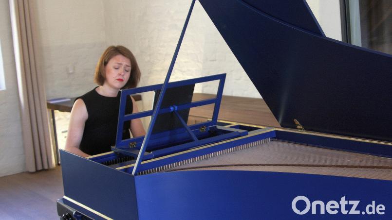 Johanna Soller bewies ihre Fingerfertigkeit auf den beiden Manualen ihres Cembalos. Bild: wro