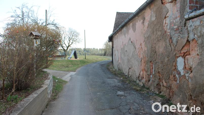 Schluss mit Schlaglöchern: Diese Riggauer Ortsstraße soll noch heuer instandgesetzt werden. Dies beschloss der Pressather Bauausschuss einstimmig. Bild: bjp