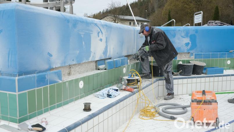 Die Fliesenleger sind gerade dabei, die Frostschäden in den Becken des Schwandorfer Erlebnisbades zu beseitigen. Bis Anfang Mai sollen die Arbeiten abgeschlossen sein. Bild: Hirsch