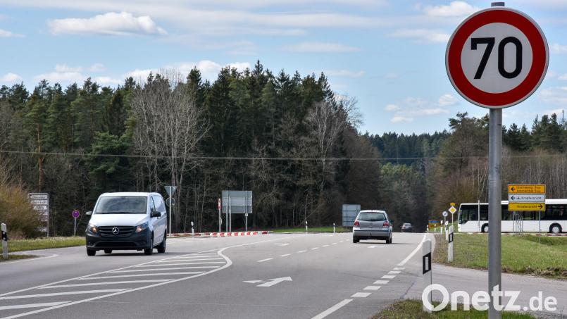 Auf der B85 wurde die Geschwindigkeit auf der Höhe von Kropfersricht bei Sulzbach-Rosenberg, auf 70km/h beschränkt. Bild: Stephan Huber