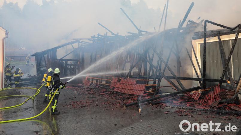 Das Feuer hat die Scheune in Wolfersdorf komplett vernichtet, eine genaue Brandursache lässt sich nicht mehr feststellen. Bild: Wolfgang Steinbacher