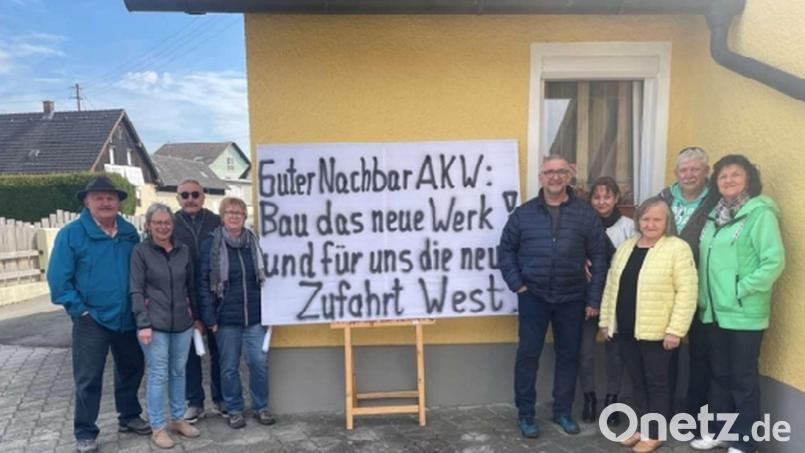 Die Mitglieder der neu gegründeten Interessengemeinschaft Kaolinstraße sind (von links) Heinrich Kraus, Sissi Schmid, Karl Hermann, Andrea Hermann, Jürgen Klementa, Steffi Klementa, Anita Legien, Bernd Borchert und Erna Märkl. Bild: Karl Hermann