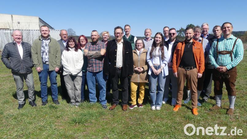 Mit Familie, Bürgermeistern und Vertretern örtlicher Vereine feierte Harald Drobig (Mitte) seinen 70. Geburtstag. Bild: rn