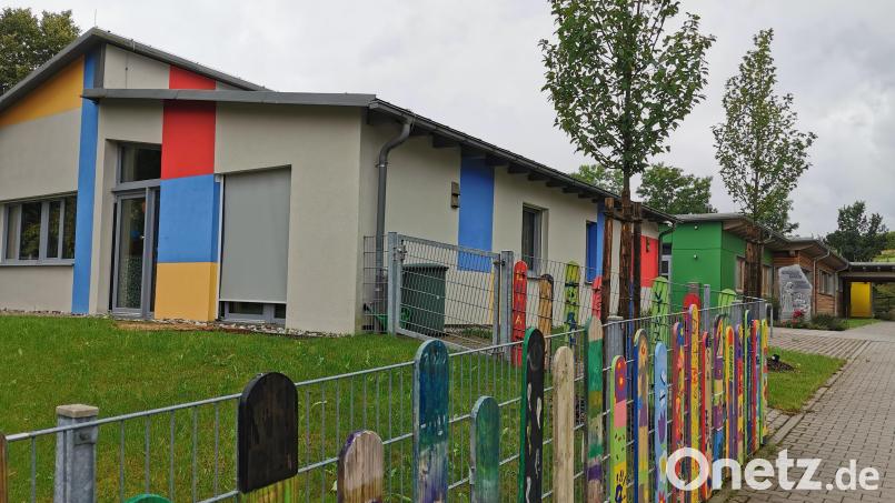 Der Stadtrat Schönsee spricht sich für einen Anbau an den Giebel der Kinderkrippe der Katholischen Kirchenstiftung aus; im Hintergrund der Kindergarten.. Archivbild: Portner