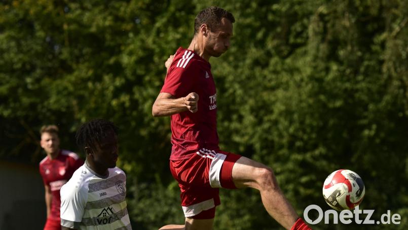 Sebastian Sebald (rechts) ist hier vor dem Tännesberger Aboubacar Fanneh am Ball. Das Hinspiel in der Liga gewannen die Pfreimder mit 2:0. Bild: mhs