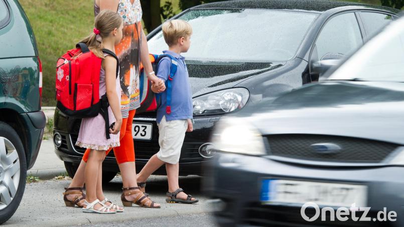 Ein hohes Fahrzeugaufkommen vor Schulen durch &quot;Elterntaxis&quot; stellt ein Sicherheitsrisiko dar. Symbolbild: Patrick Pleul/dpa