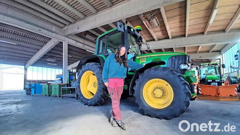 Annalena Kellner, Auszubildende der Landwirtschaft, am Rande des Berufswettbewerbs der Landjugend auf dem Gelände der Landwirtschaftlichen Lehranstalten des Bezirks Oberfranken in Bayreuth. Bild: Jürgen Lenkeit/fph