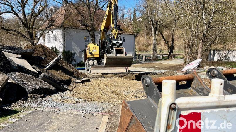 Durch einen Rohrbruch an der Hauptleitung in der Adolf-Kolping-Straße hatten am Dienstag viele Neustädter kein Wasser. Bild: Gabi Schönberger
