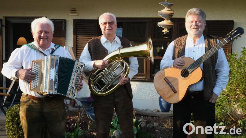 Machen seit 30 Jahren gemeinsam bodenständige Oberpfälzer Volksmusik: "Die Selbergstrickten" Karl Grabinger, Willi Riedhammer und Willi Stöhr (von links). Bild: Hirsch
