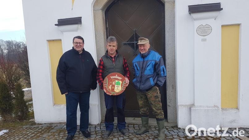Ein Holzdeckel schützt nun das über 300 Jahre alte Wappen des Pflegers von Treswitz in der Sebastianskapelle. Richard Reger (Mitte) fertigte ihn an. Pfarrer Udo Klösel (links) sowie Kapellenpfleger Hans-Josef Völkl freuten sich darüber. Bild: Peter Garreis