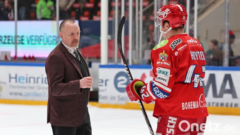 Ob Trainer Craig Streu (links) auch nach dem Abstieg aus der DEL2 bei den Selber Wölfen bleibt, ist noch unklar. Bild: PixMaWi - Mario Wiedel