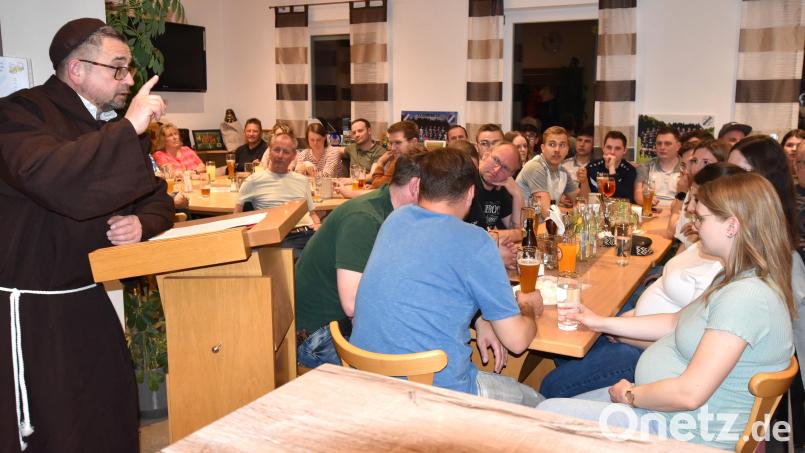 Die Rede von Bruder Barnabas (Andreas Royer) war der Höhepunkt beim Bockbierfest des SV Illschwang. Mit erhobenem Finger las er den Besuchern im voll besetzten Sportheim die Leviten. Bild: no