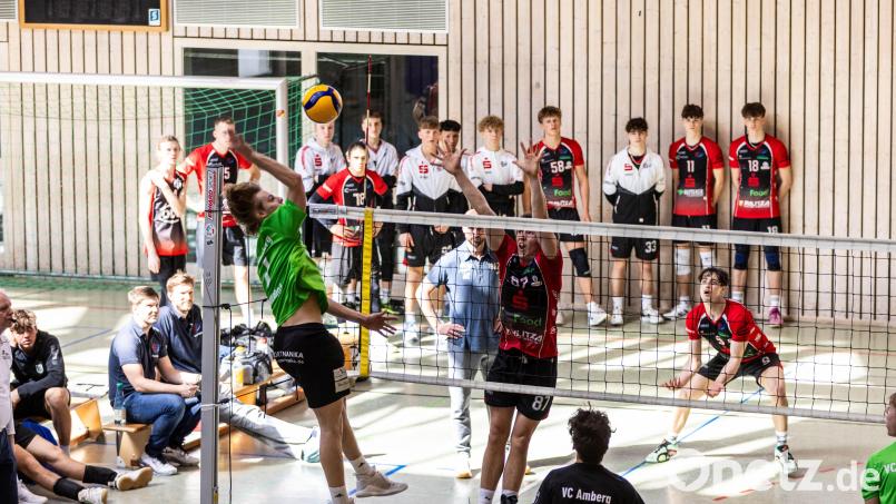 Paul Roggenhofer (beim Schmetterball) und die U20 des VC/DJK Amberg wurden bei den Süd-Ost-Meisterschaften Vierter. Bild: Fabian Bartsch