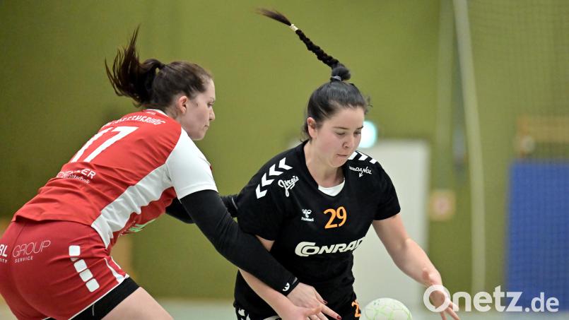 Martina Kardos (rechts/Szene aus einem früheren Spiel) von der HG Amberg zeigte gegen Erlangen II eine sehr gute Leistung. Dennoch reichte es am Ende nicht zum Sieg. Bild: Hubert Ziegler