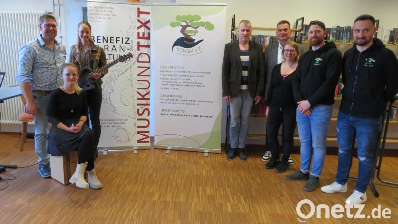 Die Mitwirkenden des Benefizkonzerts mit den Veranstaltern vom Verein Bonsai. Von links: Roland Steger, Magdalena Bäumler(sitzend), Marina Böhm, Wolfgang Göldner, Bürgermeister Ernst Schickketanz, Barbara Neuber, Julian und Patrick Bäumler. Bild: Johann Adam