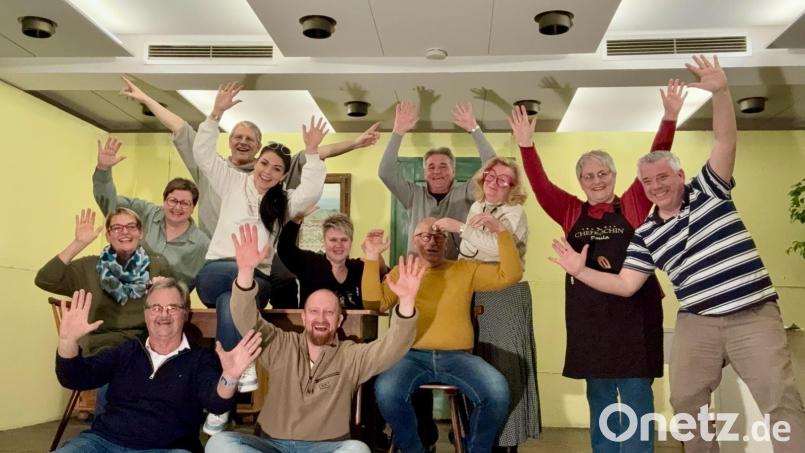 Die diesjährigen Akteure der Laienspielgruppe Schabernak freuen sich auf ihre Aufführung &quot;Ein Doppelzimmer für Fünf&quot;. Bild: Annelie Gronauer