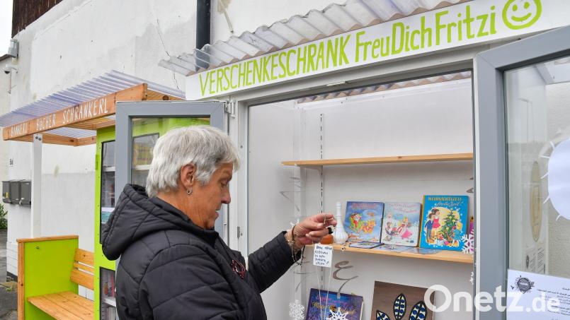 Der Bücherschrank (links) und der Verschenkeschrank (rechts) standen bislang gemeinsam vor dem Secondhand-Shop &quot;Kommödchen&quot; im ehemaligen Autohaus Hajek in der Rosenbergerstraße gleich gegenüber dem Fröschau-Einkaufszentrum. Der Verschenkeschrank ist nun weg – er wurde zu oft als Mülllager missbraucht. Archivbild: Petra Hartl
