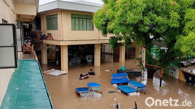 Der Schulhof füllt sich bedrohlich, doch das Wasser steigt weiter bis zum ersten Stock, wohin die Schüler flüchten. Bild: Amann