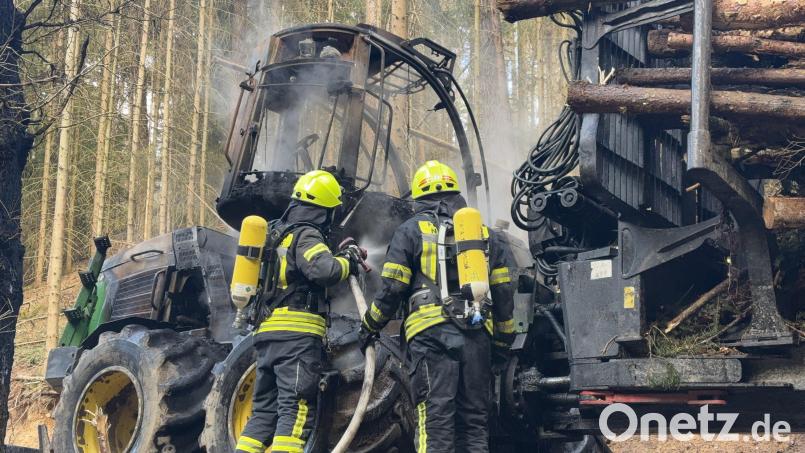 Der brennende Rückewagen wurde von Einsatzkräften der Feuerwehren gelöscht. Bild: Polizeiinspektion Neunburg/exb