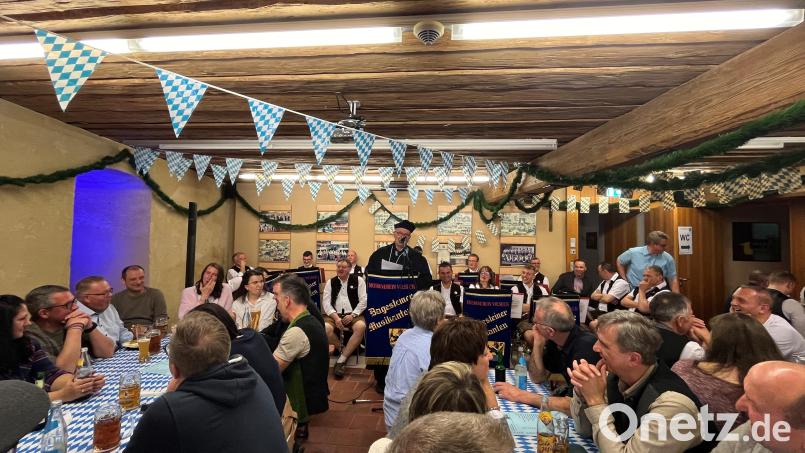 In der vollbesetzten Musikantenburg nahm Karl Ruppert als Fastenprediger Bruder Barnabas sowohl den Stadtrat mit Bürgermeister als auch die große Politik auf die Schippe. Bild: Stefanie Gradl