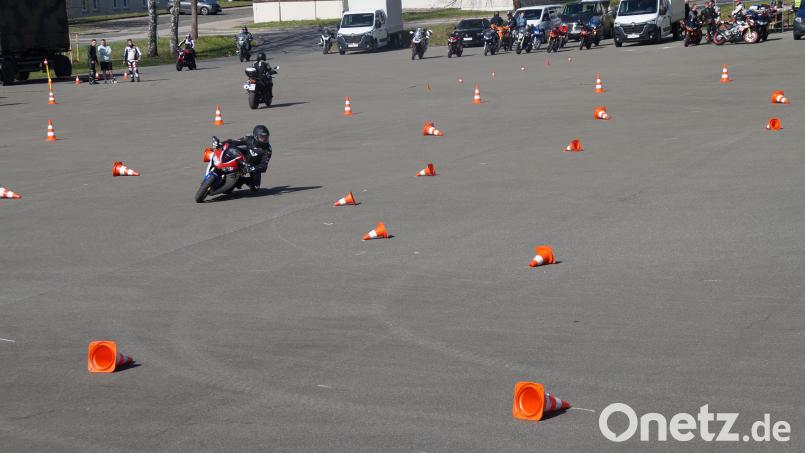 21 Motorradfahrer unterziehen sich dem Fahrsicherheitstraining und trainieren die Beherrschung ihres Fahrzeugs in unterschiedlichen Situationen. Bild: wel