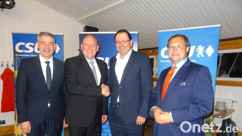 Oliver Weigel (Zweiter von links) wurde wieder als Oberbürgermeisterkandidat nominiert. Zu den ersten Gratulanten gehörten Staatssekretär Martin Schöffel (Zweiter von rechts), Bundestagsabgeordneter Heino Hain (rechts) und Landrat Peter Berek. Bild: apr