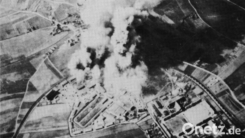 Eine Aufnahme der amerikanischen Luftwaffe unmittelbar nach dem Angriff auf Amberg. Deutlich zu erkennen ist das Heereszeugamt, von dem dicke Rauchwolken aufsteigen. Bild: Archiv Feuerwehr Amberg