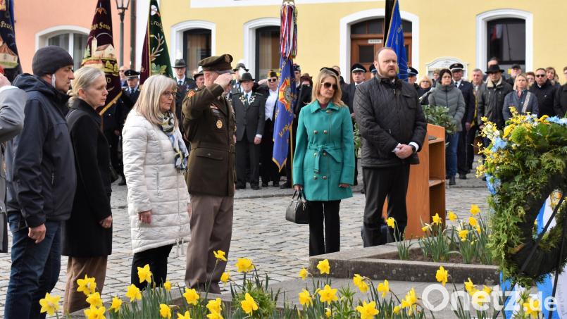 Grafenwöhrs Zweite Bürgermeisterin Anita Heßler und General Steven P. Carpenter legten gemeinsam Kränze nieder. Bild: rgr