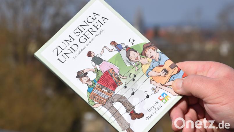 Der Bezirk Oberpfalz hat ein neues Liederbuch herausgebracht: „Zum Singa und Gfreia“. Bild: Bastian Schreiner